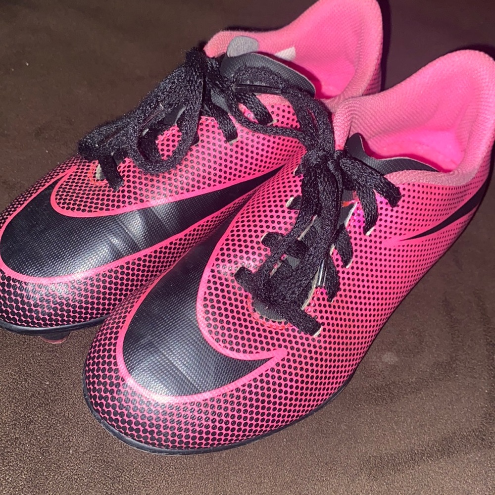 Kids girls Pink Nike soccer cleats size 1 1Y